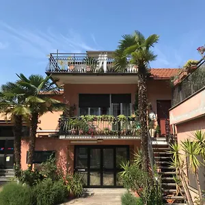 Holiday home Con Terrazza E Posto Auto Libri E Giardini, Pero